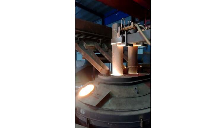 電弧爐冶煉現(xiàn)場(chǎng)視頻